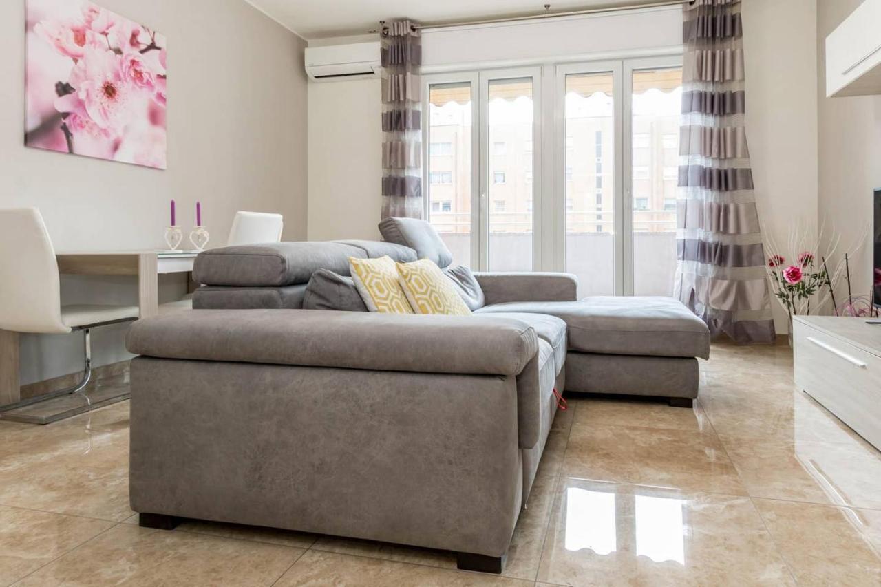 Altido Lovely Apt For 6 Located In Vibrant Gallaratese Милано Екстериор снимка