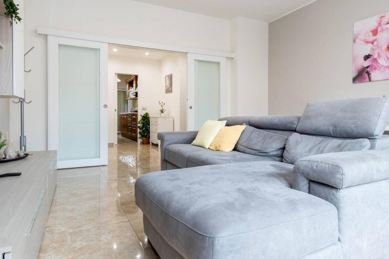 Altido Lovely Apt For 6 Located In Vibrant Gallaratese Милано Екстериор снимка