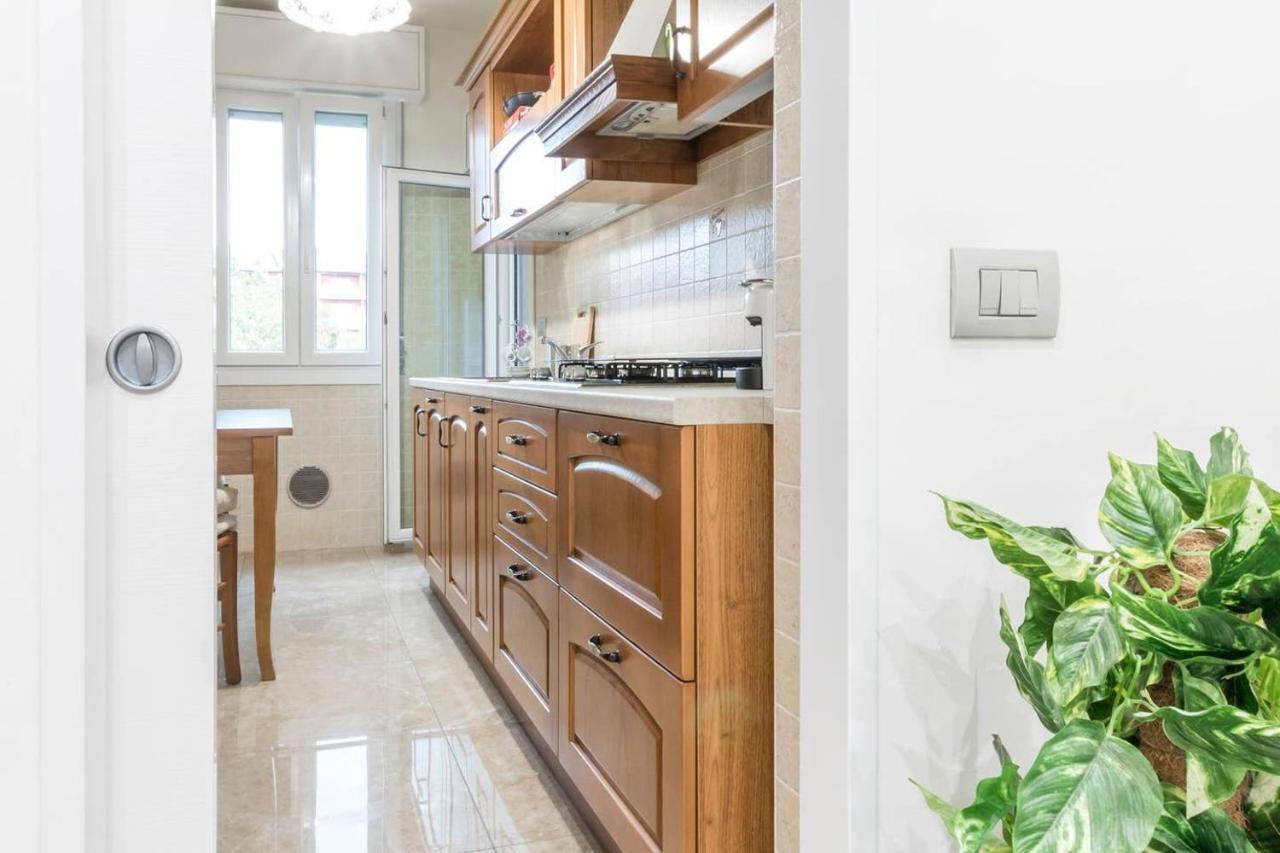 Altido Lovely Apt For 6 Located In Vibrant Gallaratese Милано Екстериор снимка