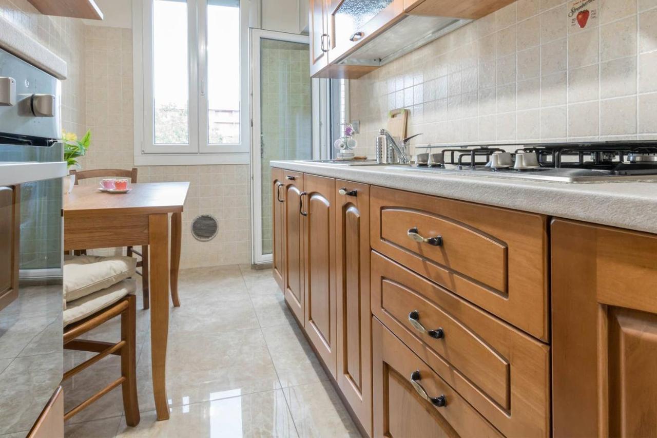 Altido Lovely Apt For 6 Located In Vibrant Gallaratese Милано Екстериор снимка